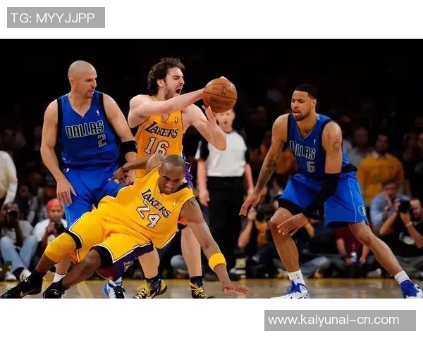 小牛与湖人季后赛第三场激战回顾球星表现与战术分析